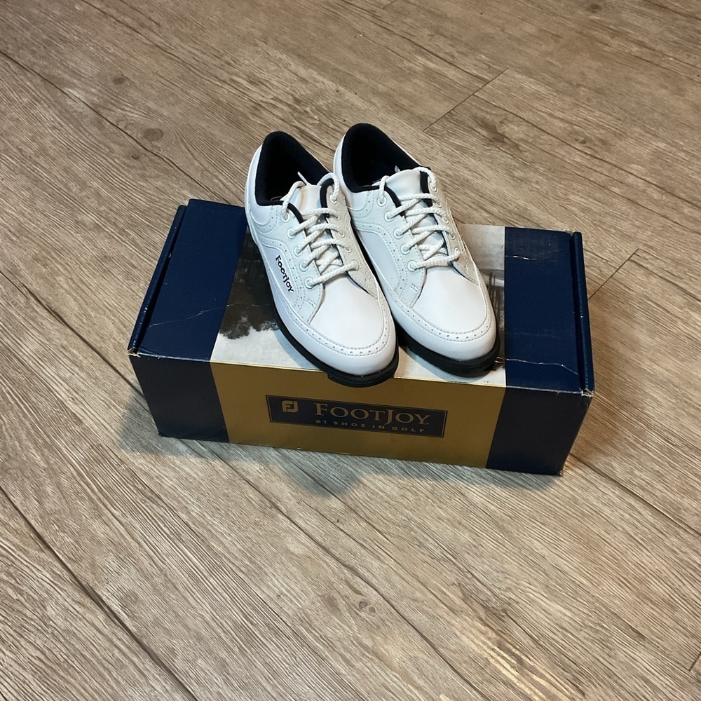 FootJoy GreenJoys Junior Golf Shoes Teens 4877 4 M White Lace-Up Spike less New